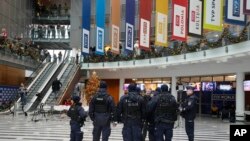 Полицајци во седиштето на полската државна телевизија ТВП, 20 декември 2023 година.