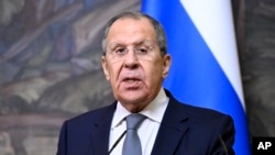 Ministrul de Externe al Rusiei, Serghei Lavrov, a declarat că Rusia așteaptă de la SUA „propuneri concrete” privind încetarea războiului din Ucraina.