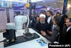 Ирандын президенти Хасан Роухани Тегерандагы өзөктүк программанын көргөзмөсүндө. 2018-жылдын 9-апрели.