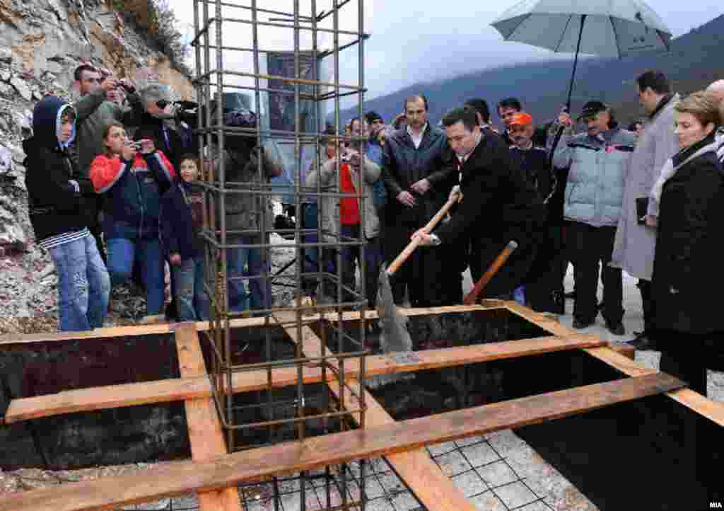 Премиерот Никола Груевски поставува камен темелник за изградба на нов пат во Македонски Брод - Prime Minister Nikola Gruevski starts the building of a new road Премиерот Никола Груевски поставува камен темелник за изградба на нов пат