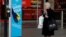 Cigarettázó nő az észak-írországi Belfastban