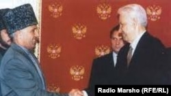 Оьрсийчоь -- президенташ - Ельцин Бориссий, Масхадов Асланний Машар бийцинчул тIаьхьа, Москох, 12Сти1997.