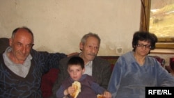 Porodica Marković, Fotografije uz tekst Mira Andrić