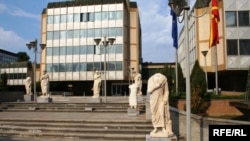 Статуите пред македонската влада 