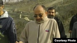 مهدی خزعلی در وسط