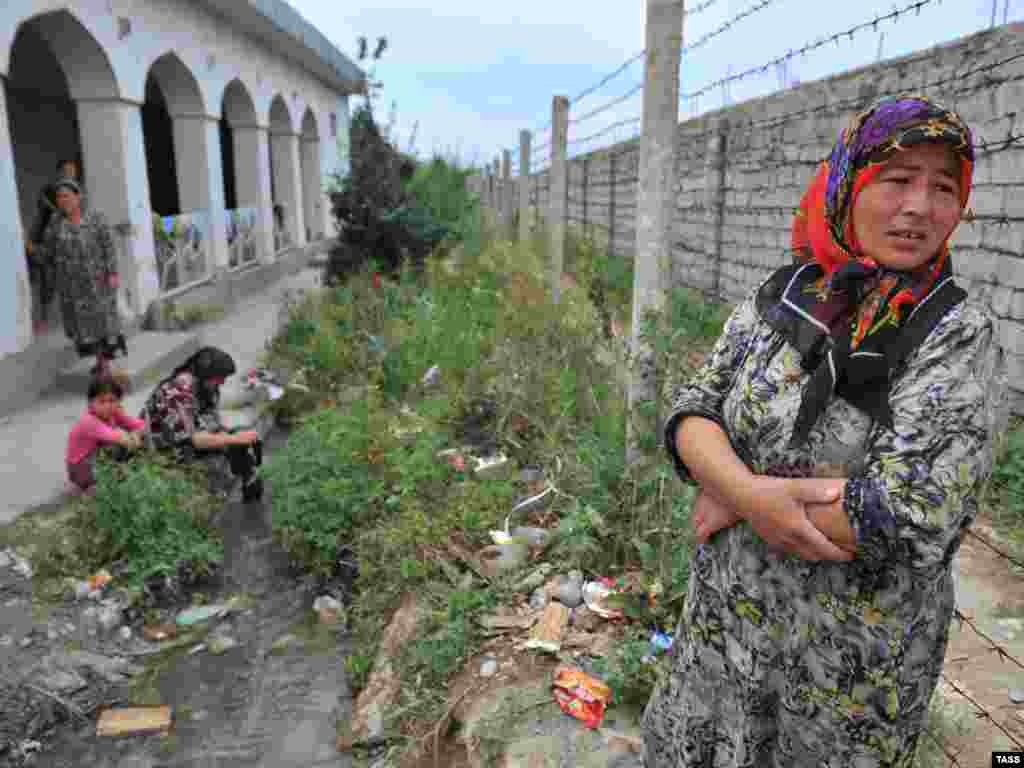 Этникалық өзбек босқындары. Қырғыз-өзбек шекарасындағы Сура-Таш ауылы. 18 маусым 2010 жыл.