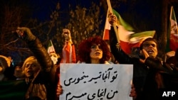 له هېواده د باندې اوسېدونکي ایرانیان د ارمینیا په سرښار یریوان کې د ایران د سفارت مخې ته مظاهره کوي - د جنورۍ ۱۵مې انځور 