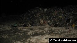 Сміття зі Львова скидали поночі, в темряві – фото поліції Київської області