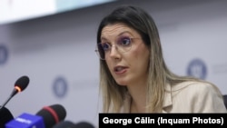 Ministrul Diana Buzoianu, într-o conferință de presă din vara acestui an. 