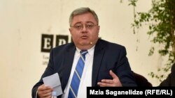 По словам спикера парламента Давида Усупашвили, «республиканцы» еще в 1994 году выступали за отмену прямых выборов президента, на этом же они стоят сейчас в отличие от основателя «Грузинской мечты»