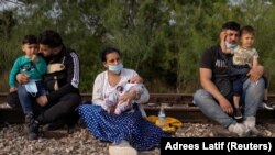 Roma bevándorlók az amerikai–mexikói határnál, 2021. május 5-én