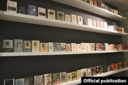 Издания книги "Репортаж с петлей на шее" на разных языках в экспозиции выставки