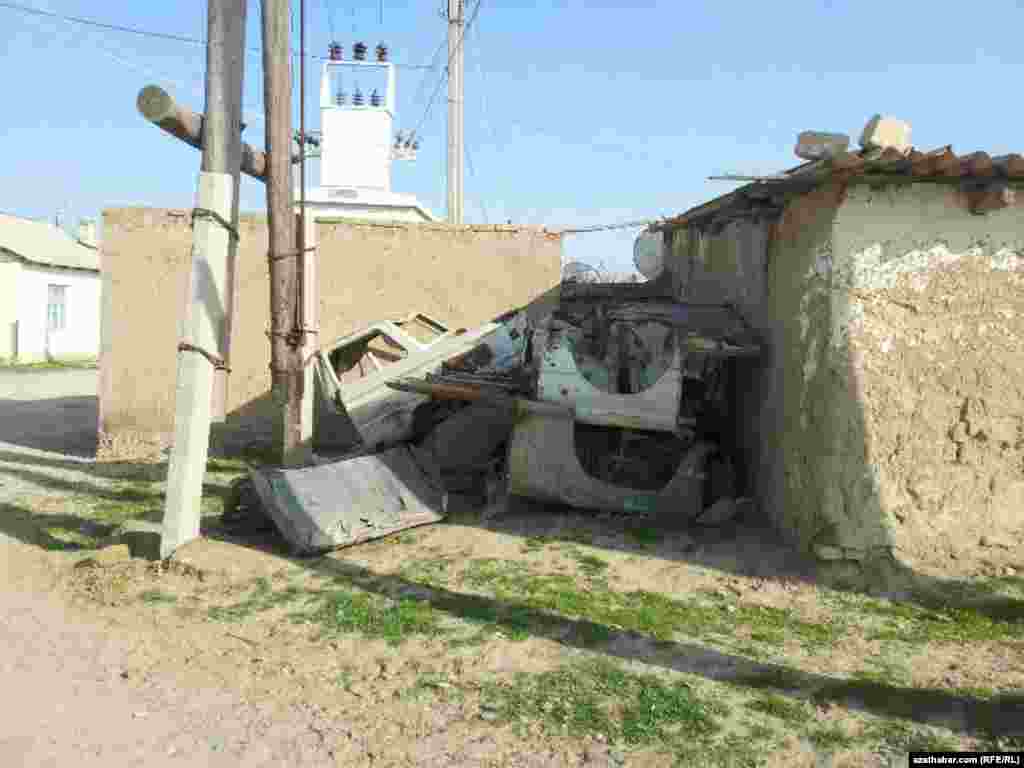 Ulanyşdan galan ulaglaryň bölekleri