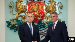 Actualul premier interimar Stefan Yanev și președintele bulgar Rumen Radev , Sofia, Bulgaria, 12 mai 2021. 