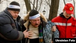 Veterans of the Chornobyl disaster cleanup continue their hunger strike in Kyiv on December 7.