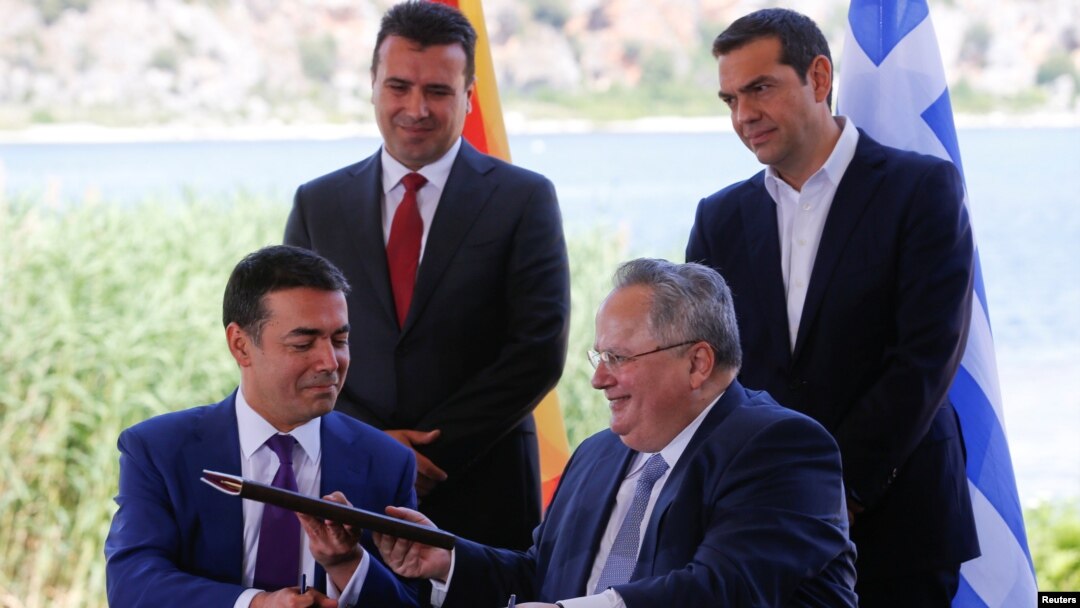 Министрите за надворешни работи на Македонија и на Грција, Никола Димитров и Никос Коѕијас го потпишаа договорот за името во Псарадес