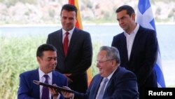 Министрите за надворешни работи на Македонија и на Грција, Никола Димитров и Никос Коѕијас го потпишаа договорот за името во Псарадес - 17.06.2018. 