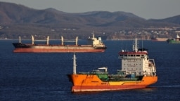 تانکر نفتی پولاریس و یک یدک‌کش در خلیج ناخودکا در شهر بندری ناخودکا روسیه