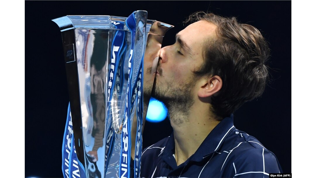 Daniil Medvedev conduce clasamentul ATP, dar nu mai are voie să reprezinte Rusia în Cupa Davies, trofeu câștigat anul trecut. Imagine din noiembrie 2020.