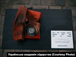 Символічний обгорілий телефон під час акції Burning Call for Human Rights Української академії лідерства