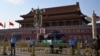 Polițiști în Piața Tiananmen din Beijing, la 1 septembrie 2025.