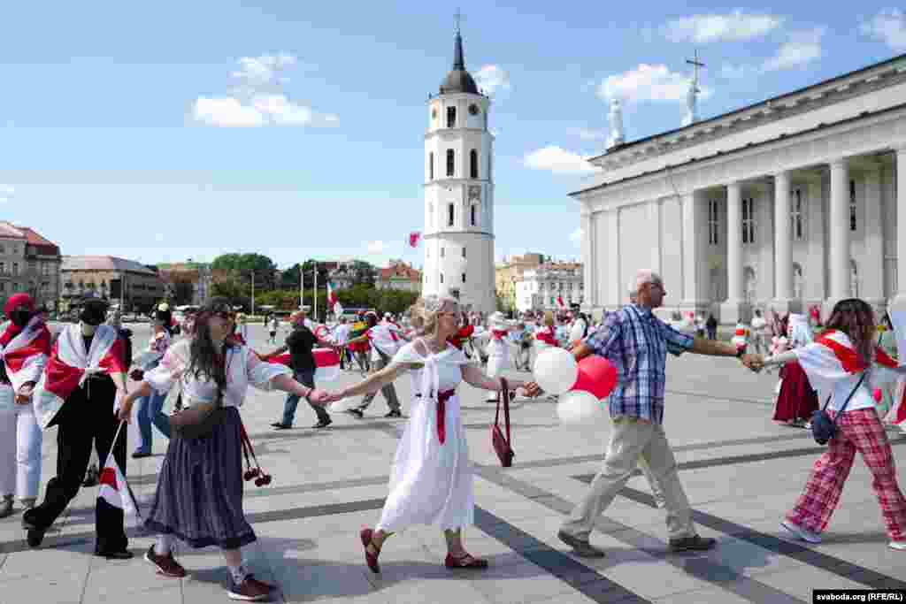 Карагод удзельнікаў акцыі