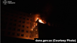 «Внаслідок атаки пошкоджено дах і фасад двох будівель бізнес-центру. Вибуховою хвилею вибито скління, частково зруйновано стіни на 5-му поверсі, виникла пожежа», – повідомили в ДСНС