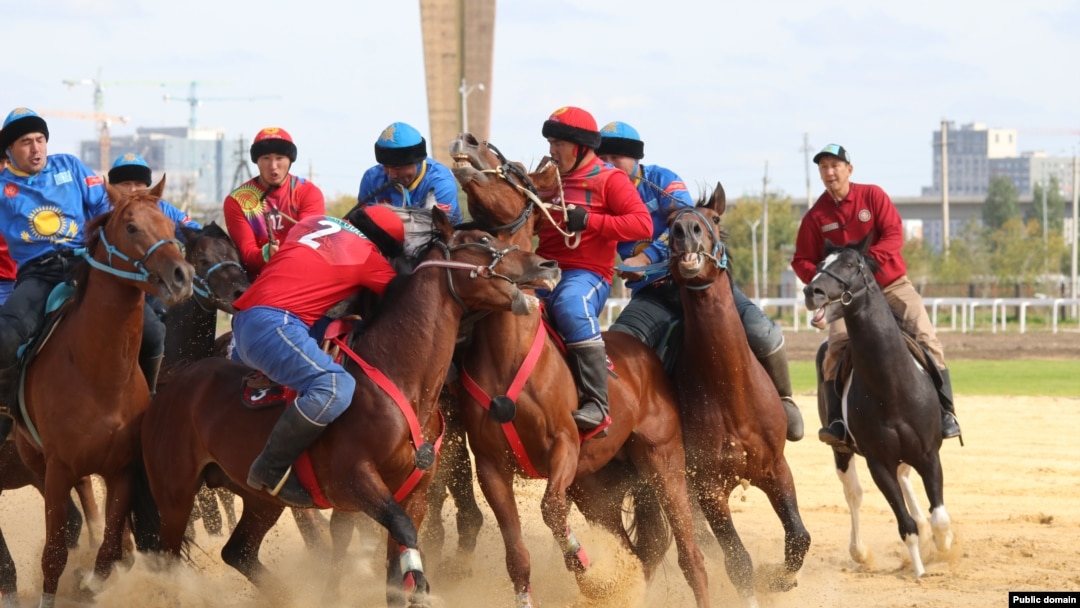 Моншада ерлермен бірге жалаңаш әйелдер