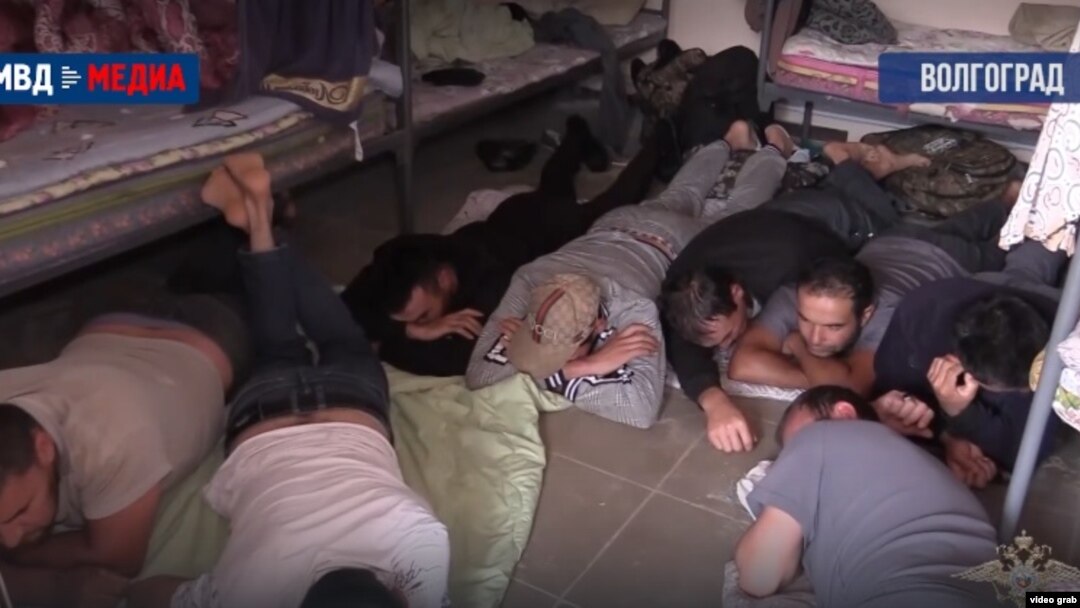 Көшеде порно түсіріп алды