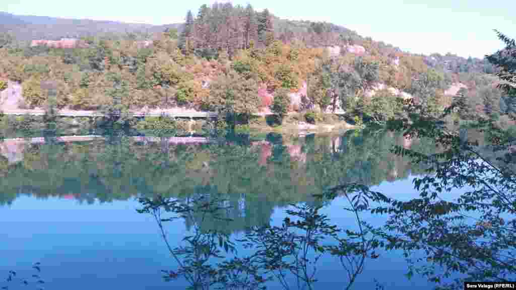 Na pet kilometara od Jajca nalaze se Veliko i Malo Plivsko jezero, nastali transformacijom toka rijeke Plive, koja se koristi i kao značajan hidro-energetski resurs. Plivska jezera imaju veliki značaj za razvoj sporta, rekreacije, sportskog ribolova, turizma i uzgoj ribe.