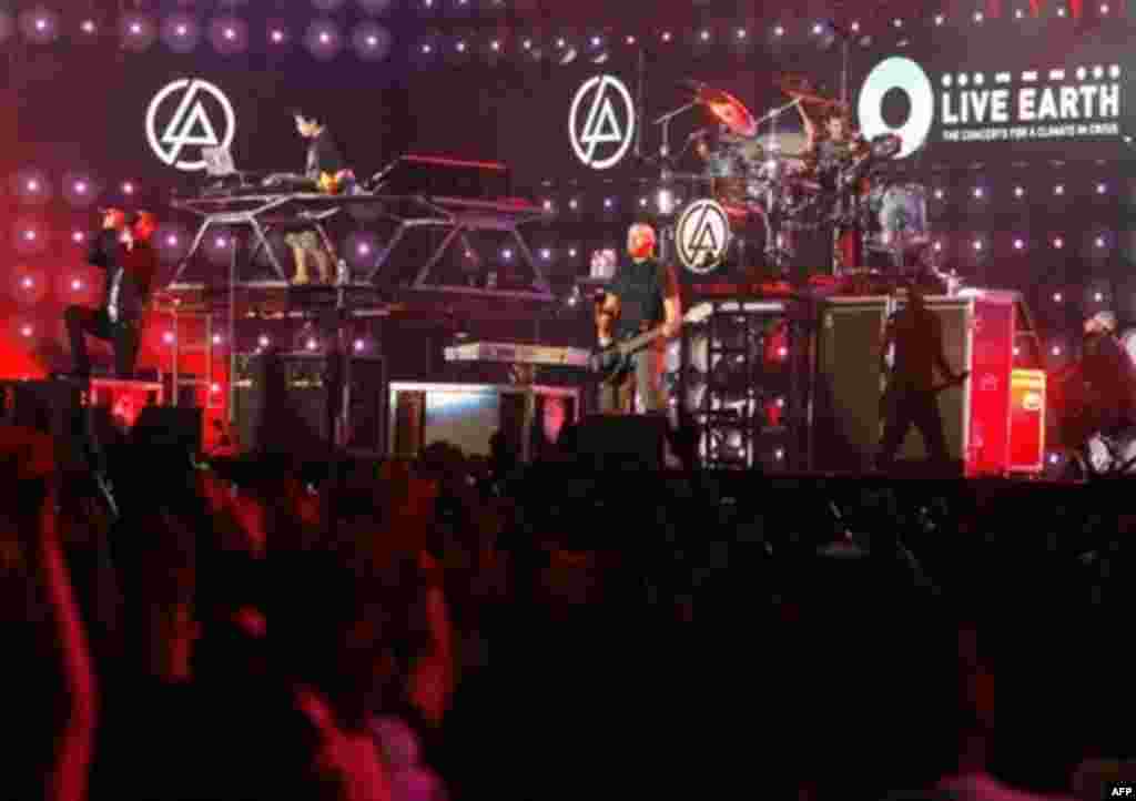 US rock band and Grammy Award winner Linkin Park perform during the Live Earth concert in Tokyo, 07 July 2007. The Live Earth concerts around the world, supported by Al Gore, are expected to attract an audience of two billion people.