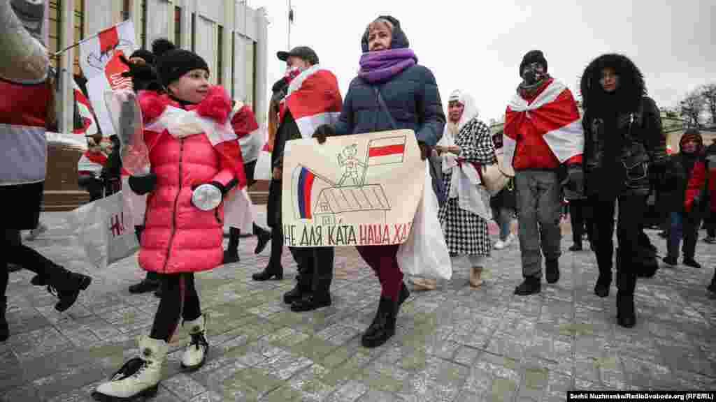 Më 6 shkurt, qytetarët në Kiev të Ukrainës marshuan në solidaritet me protestuesit pro-demokracisë në Bjellorusi. (RFE/RL /Serhii Nuzhnenko)