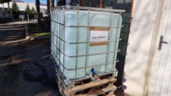 Rezervor de apă potabilă instalat de Primăria Curtea de Argeș.