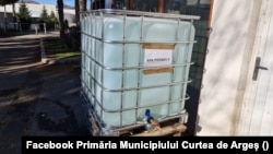 Rezervor de apă potabilă instalat de Primăria Curtea de Argeș.