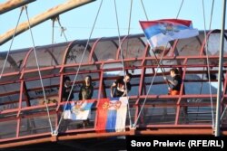 Demonstranti u Podgorici sa zastavama Srbije