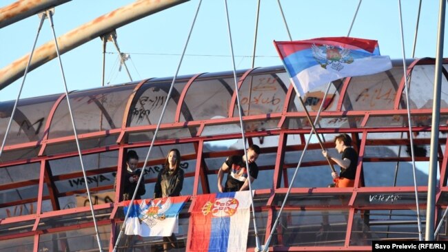Podgoricë: Njerëz me flamuj të Serbisë protestojnë kundër shkarkimit të mundshëm të ministrit të Drejtësisë në Mal të Zi, Vlladimir Leposaviq.