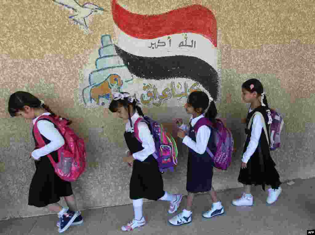 Iraqi students walk to class on the first day of the new semester in Baghdad on October 22.&nbsp;(AFP/Ahmad Al-Rubaye) 