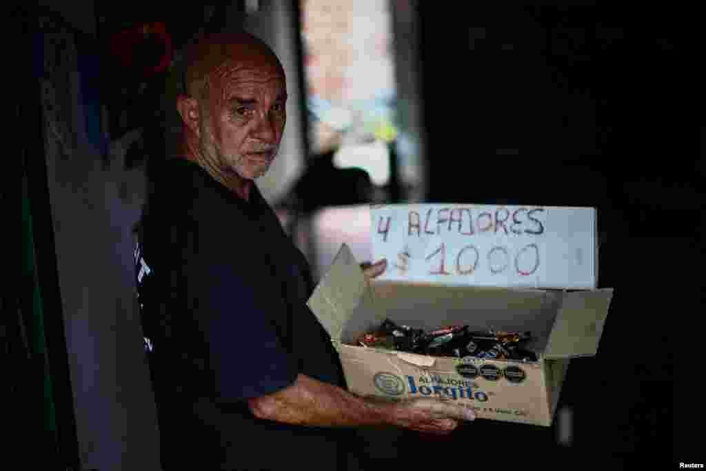 A szintén 75 éves Luis Relinque azt mondja, hogy valójában nem támogat egyetlen politikai pártot sem, de ő is részt szokott venni a szerdai tüntetéseken, mert ő is nyugdíjminimumból él – amely jelenleg alig több mint 396 000 peso, vagyis körülbelül 92 ezer forint –, ami szerinte nem elég a megélhetéshez. Alfajores-t – hagyományos argentin süteményt – vásárol nagy tételben, majd vasárnaponként ezt árulja az utcán vagy a kórház előtt. Ezzel annyit keres, hogy hétfőn tudjon magának ételt venni. „Nem éhezem, de nélkülözök” – mondja, kutyája mellett ülve. Már nem engedheti meg magának azokat a kis ajándékokat, amelyeket korábban unokájának adott, például a fagylaltot vagy a színházjegyet. Régebben péntekenként barátaival kártyázott és együtt ebédelt, de ez is megszűnt.