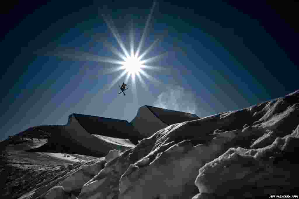 An athlete competing in the 2020 Lausanne Winter Youth Olympic Games takes part in an individual men&#39;s ski slope event. (AFP/Jeff Pachoud)