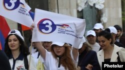 Armenia - Members of the opposition Strong Armenia bloc campaign for the June 7 parliamentary elections in Yerevan, May 8, 2026. 