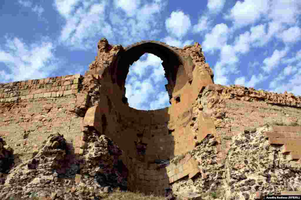 Ani şəhərinin qala divarlar.