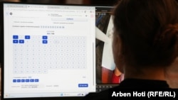 Službenica koja unosi podatke s glasačkog listića u sistem.