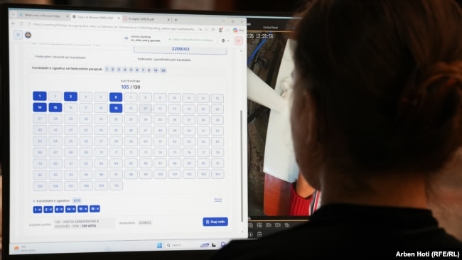 Një zyrtare duke i futur në sistem të dhënat e një fletëvotimi.