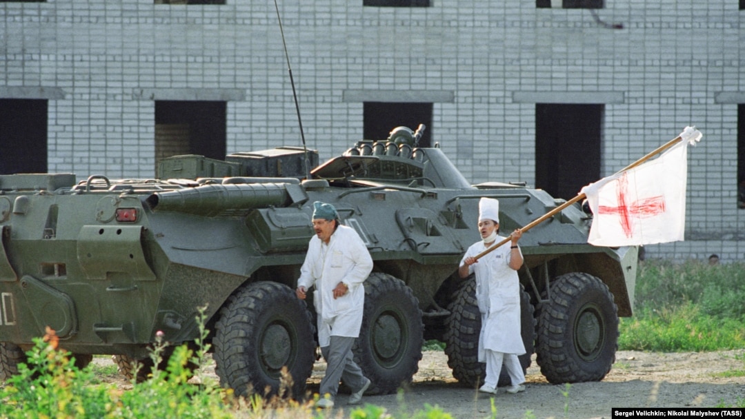 Буденновск, июнь 1995. Фото Сергея Величкина и Николая Малышева (ТАСС)
