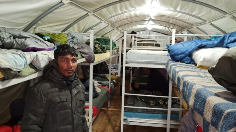 Во БиХ сместени мигранти во воени шатори во кампот Липа