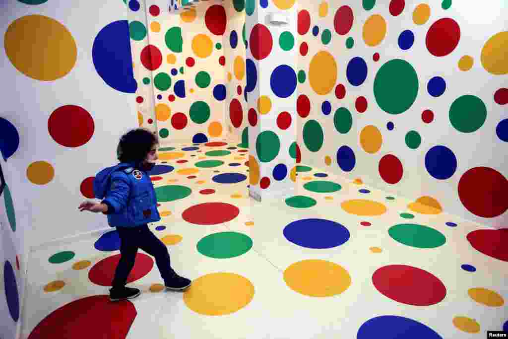 A színes installációk között a gyerekek is örömmel játszanak