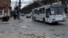O imagine reprezentantivă pentru Cernăuțiul anului 2022: un troleibuz asamblat în perioada sovietică circulă pe străzile pietruite ale orașului.