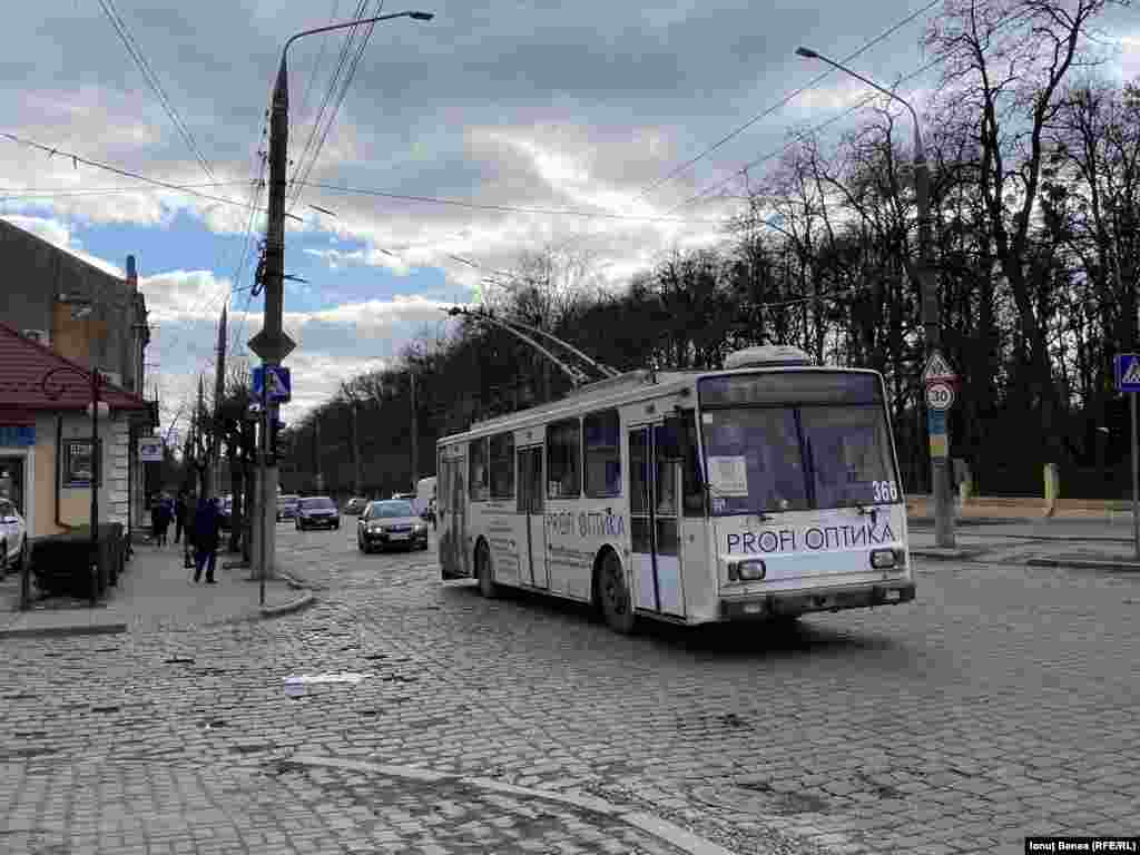 Un troleibuz circulă pe străzile pietruite din Cernăuți. Cele mai multe dintre mijloacele de transport în comun din oraș sunt ansamblate în perioada sovietică.