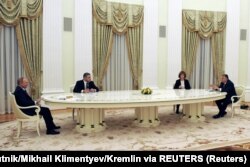 Переговоры Владимира Путина с Виктором Орбаном в Москве 1 февраля – за ставшим легендарным "длинным столом"