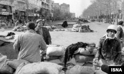 سنگربندی عوامل مسلح انقلابی در خیابان‌های اطراف فرودگاه دوشان‌تپه، ۲۱ بهمن ۱۳۵۷